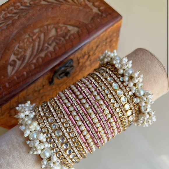 Pakistani kundon pink bangles with gajra bangles - Picture 3 of 3